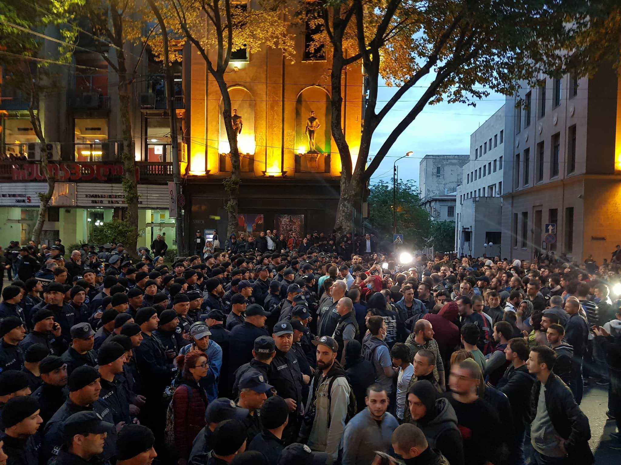 Police facing off with far-right counter-rally (Dato Parulava /OC Media)