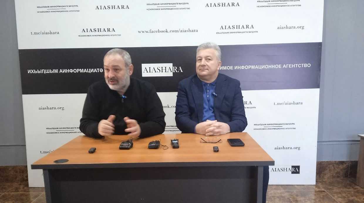 Abkhazian opposition figures Kan Kvarchiya (L) and Levan Mikaa (R). Photo: Abkhaz World.