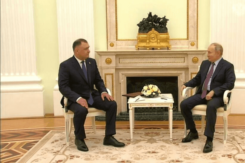 South Ossetian President Alan Gagloyev (left) meeting with Russian President Vladimir Putin (right). Official photo.