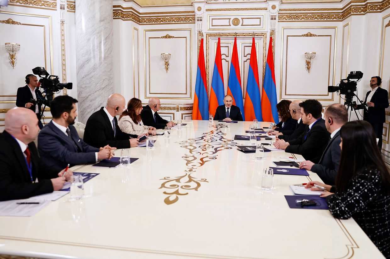 Armenian President Nikol Pashinyan (centre) speaks to representatives of Turkish media. Official image.