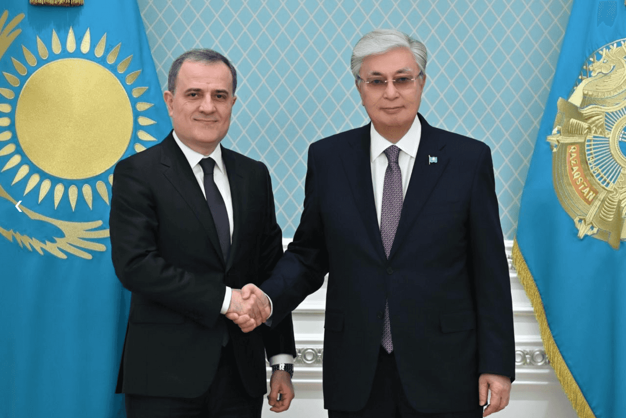 Azerbaijani Foreign Minister Jeyhun Bayramov (left) shaking hands with Kazakh President President Kassym-Jomart Tokayev in Astana. Official image.