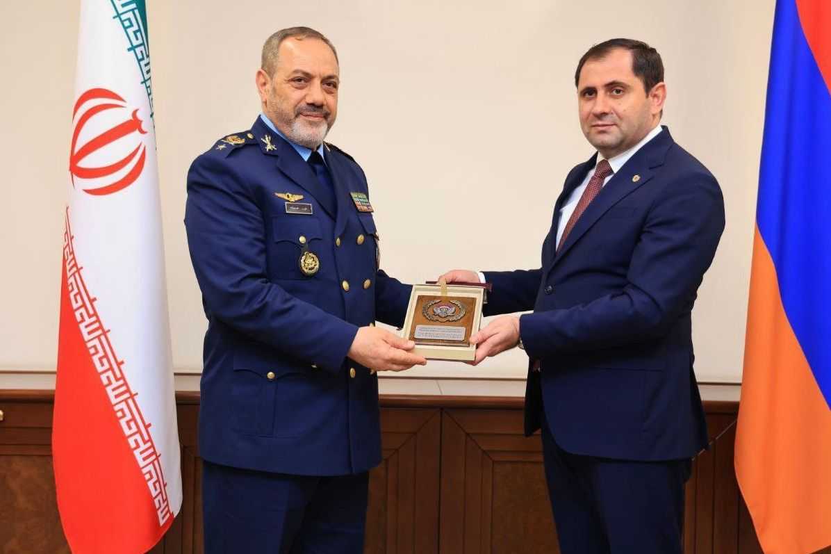 Iranian Defence Minister Aziz Nasirzadeh (right) with Armenian Defence Minister Suren Papikyan (right) in Yerevan. Official photo.