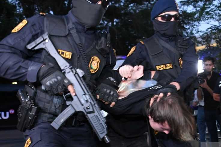 Azerbaijani police detaining a suspected Russian criminal. Photo: APA.