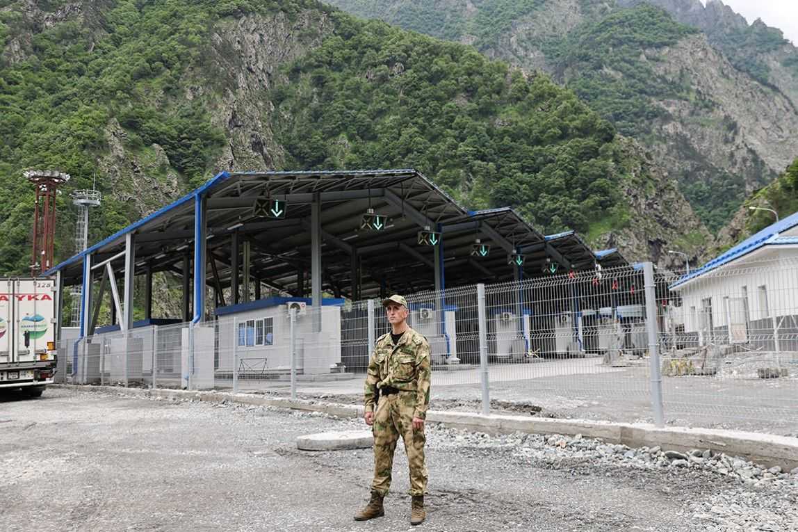 A border guard at the Upper Lars border crossing. Photo: TASS.