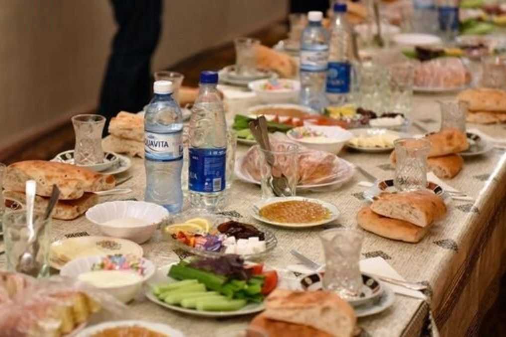 A banquet at an Azerbaijani funeral. Photo: Oku.az.
