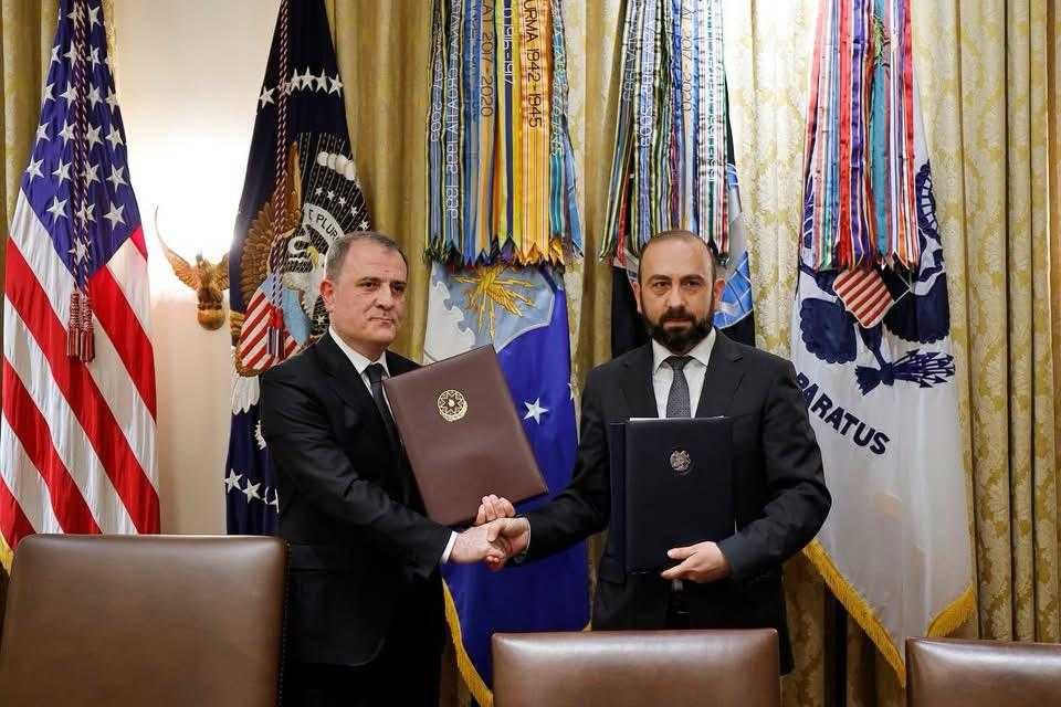 Azerbaijani Foreign Minister Jeyhun Bayramov (left) and Armenian Foreign Minister Ararat Mirzoyan (right). Official photo.