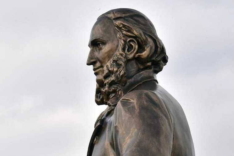 The sculpture of Ivan Aivazovsky in Stepanakert. Photo: Izvestia.