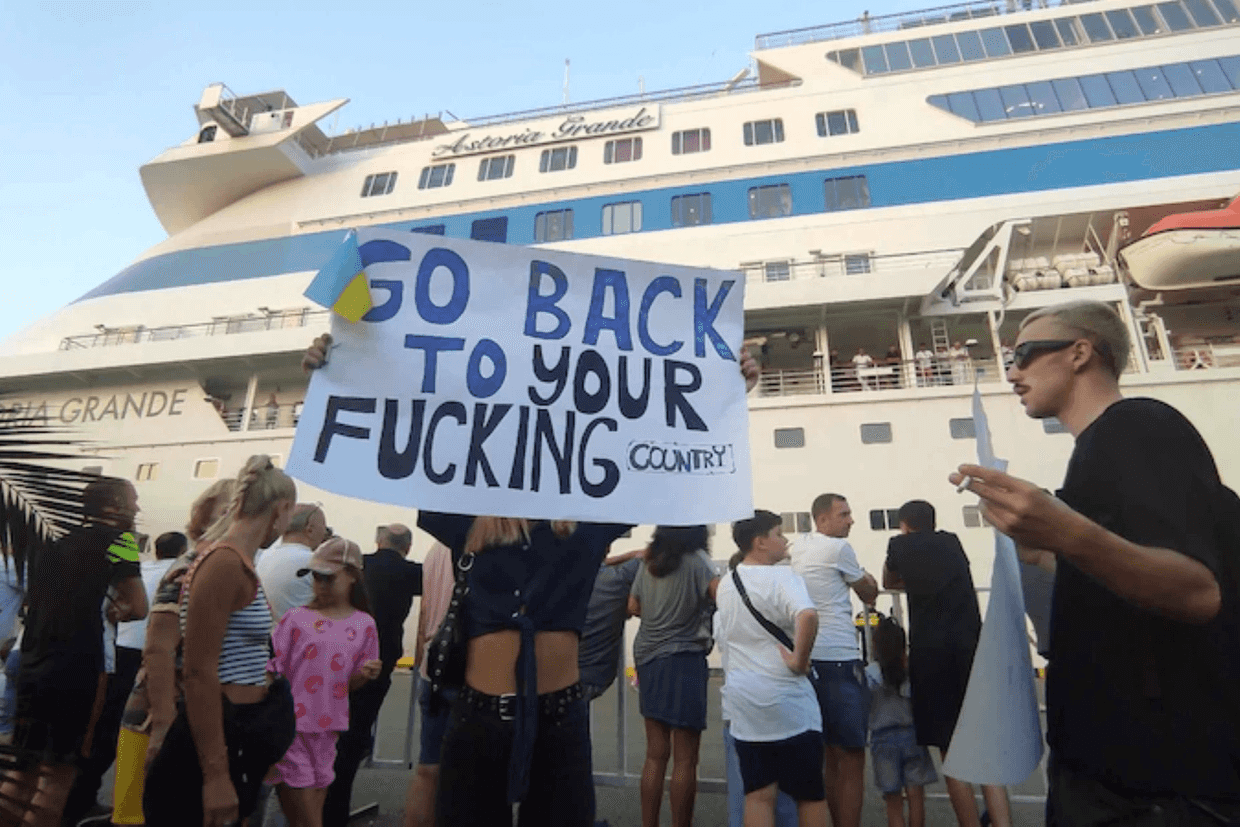 Protesters in Batumi demonstrating in front of the cruise liner carrying Russian tourists in 2023. Photo: Batumelebi/Manana Kveliashvili.