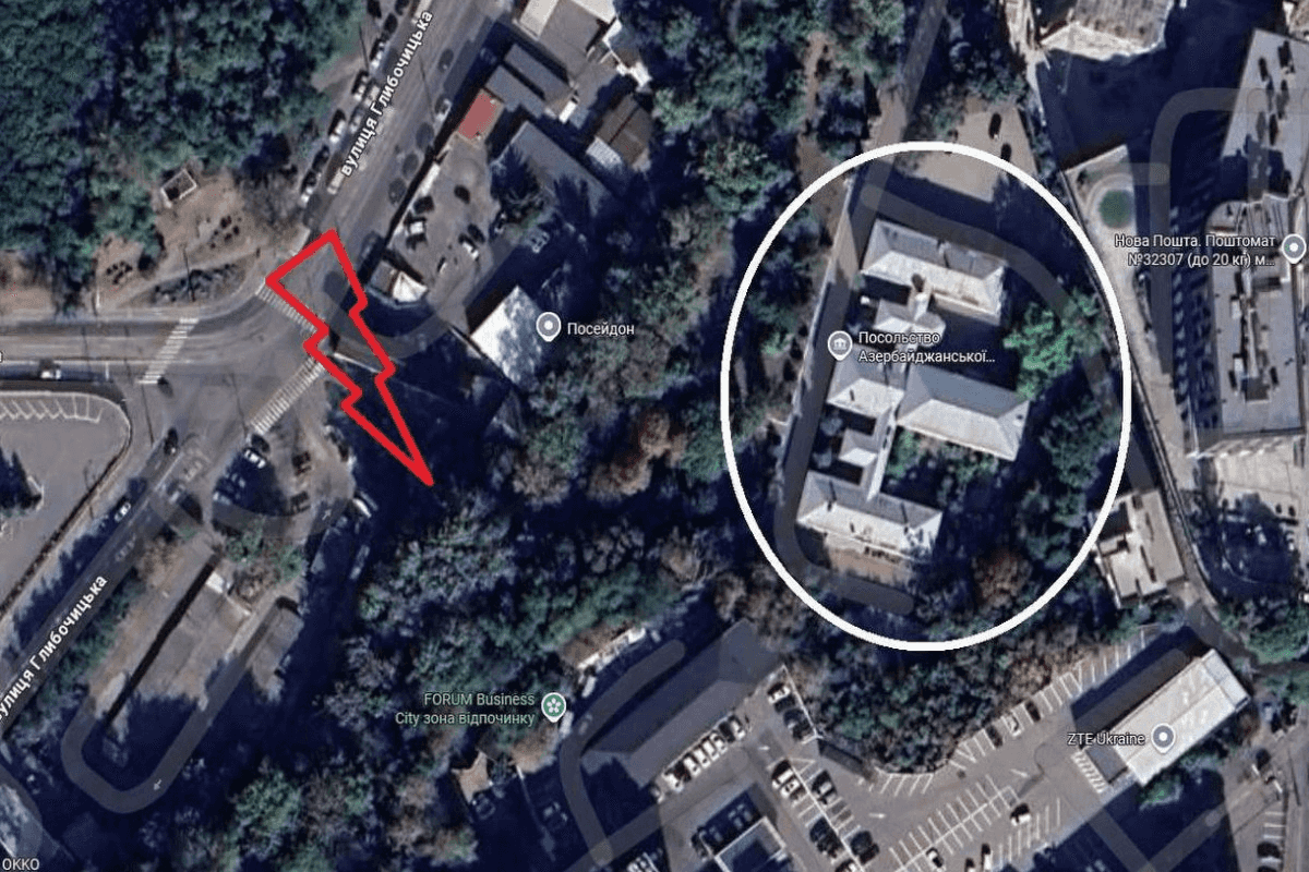 A screenshot of a map published by APA<em>, </em>showing the Azerbaijani Embassy in Kyiv circled, along with a lightning bolt indicating where the Russian missile had landed. Photo: APA.