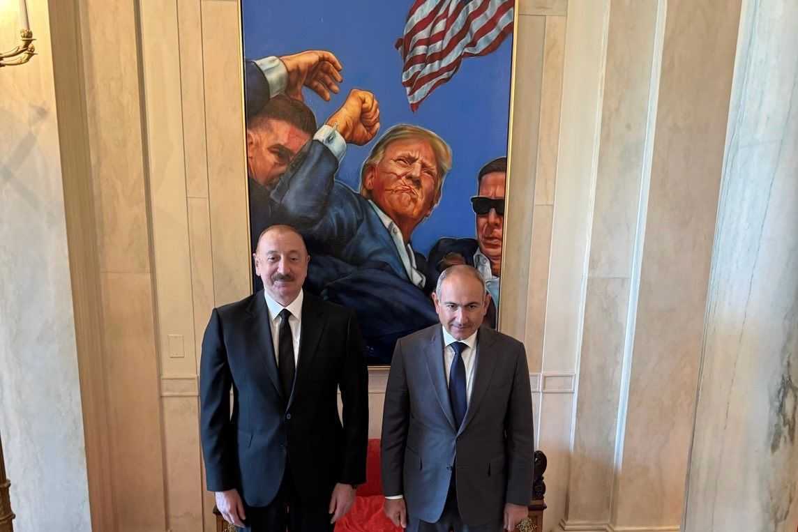 Azerbaijani President Ilham Aliyev (left) and Armenian Prime Minister Nikol Pashinyan (right) at the White House on 8 August. Photo via social media.