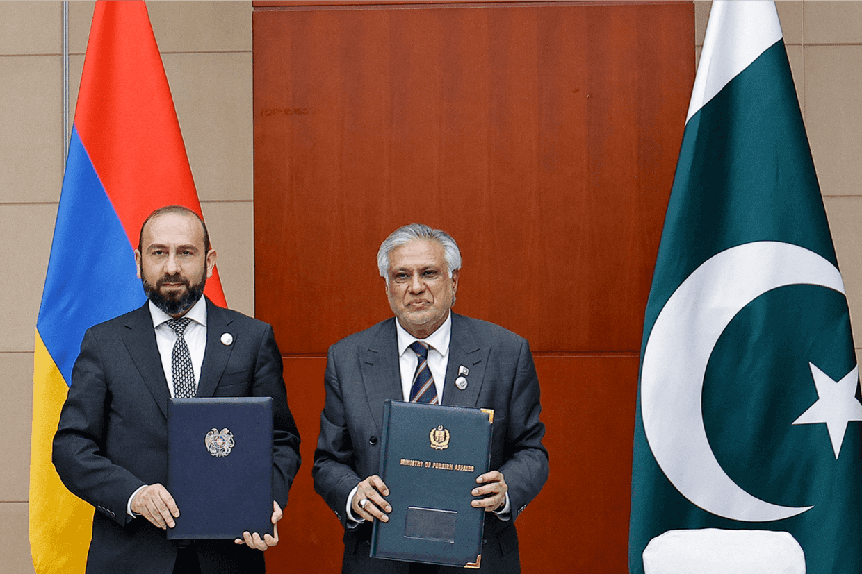 Armenian Foreign Minister (left) and his Pakistani counterpart Mohammad Ishaq Dar (right). Official photo.