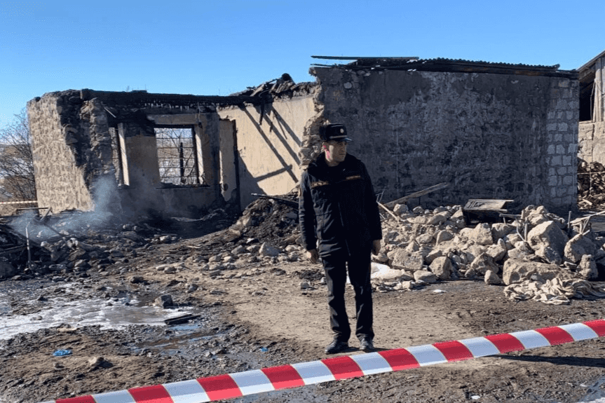 An Armenian soldier stands in front of a barracks after a fire claimed the lives of 15 soldiers in 2023. Photo:RFE/RL.