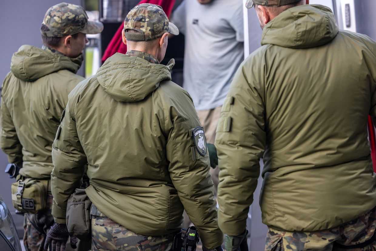Polish border guards carrying out the deportation operation to Georgia. Official photo.