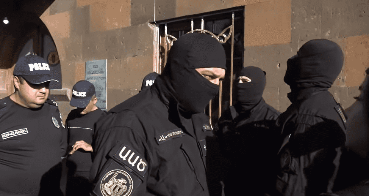 Armenia's National Security Service raids the headquarters of Aragatsotn diocese. Screengrab via <a href="http://news.am/" rel="noopener noreferrer">News.am</a>