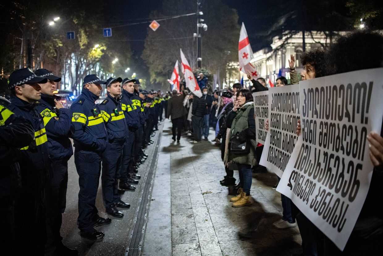 Police face protesters on Rustaveli Avenue, blocking them from crossing onto the road. Photo: Mariam Nikuradze/OC Media.