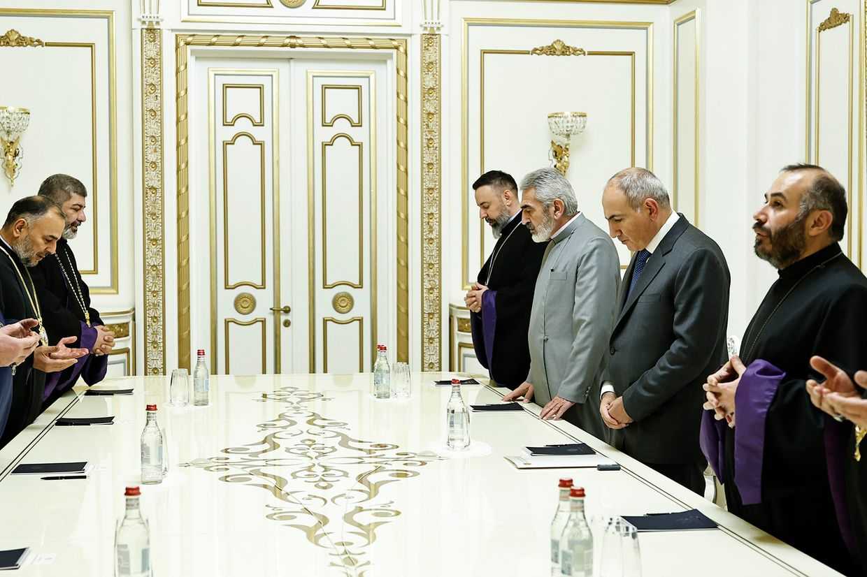 <strong>Armenian Prime Minister Nikol Pashinyan's meeting with a group of Bishops of the Armenian Apostolic Church.</strong>