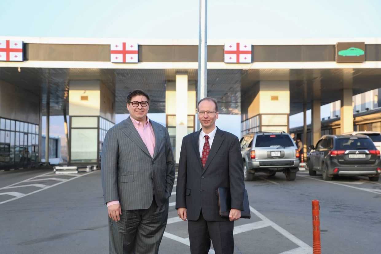 Senior Advisor at the US State Department Jonathan Askonas (left) with the US Chargé d’Affaires in Georgia Alan S. Purcell (right) in front of the Sadakhlo customs checkpoint. Official photo.