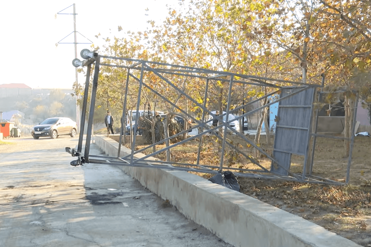 The metal scaffolding that came in contact with a high voltage power line, electrocuting the staff. Screengrab via Khazar Khabar.