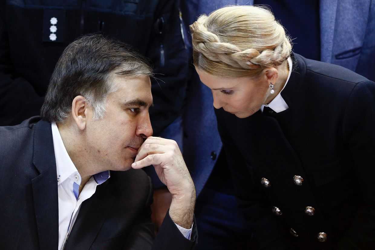 Former Georgian President Mikheil Saakashvili (left) talks with former Ukrainian Prime Minister Yuliia Tymoshenko before hearings in a courtroom in Kyiv, Ukraine in December 2017. Photo: AP/Efrem Lukatsky.&nbsp;