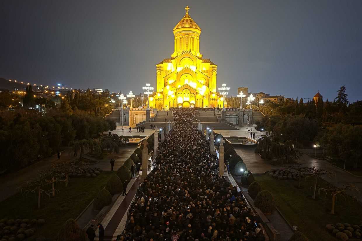 A line of mourners at the Holy Trinity Cathedral (Sameba), where the late Patriarch Ilia II is lying in state. Photo: Mariam Nikuradze/OC Media.