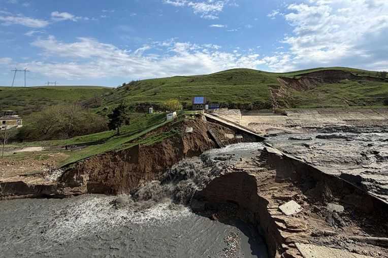 Dam breach at the Gedzhukh reservoir, April 2026. Photo: TASS.