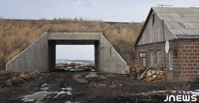 A house on the brink of collapse on the Baku-Tbilisi-Kars Railway