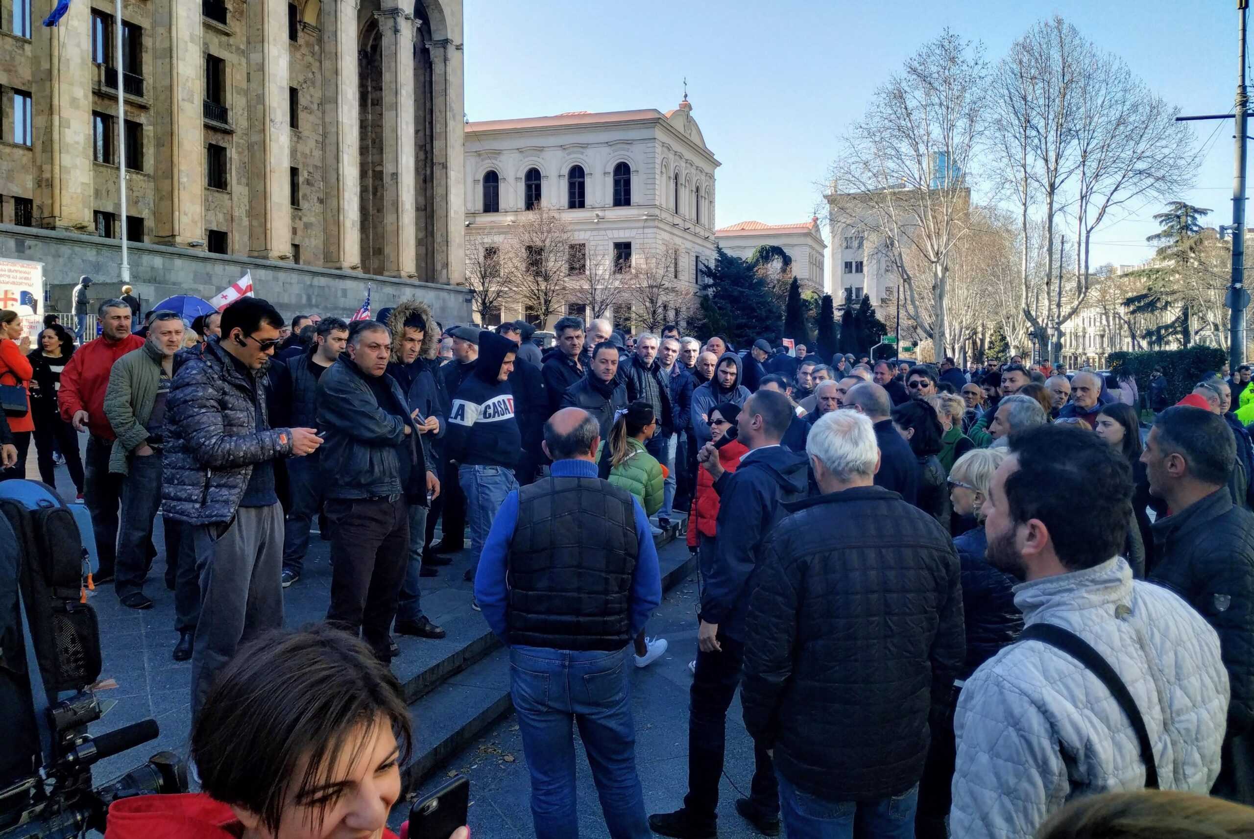 Taxi drivers block Tbilisi’s Rustaveli Avenue to protest new regulations