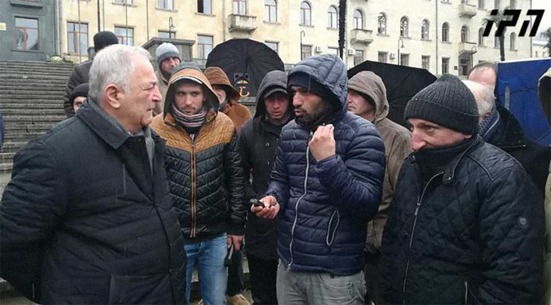 Temur Chubinidze (left), Tkibuli mayor, meeting with local miners on Monday. Image: IPN.