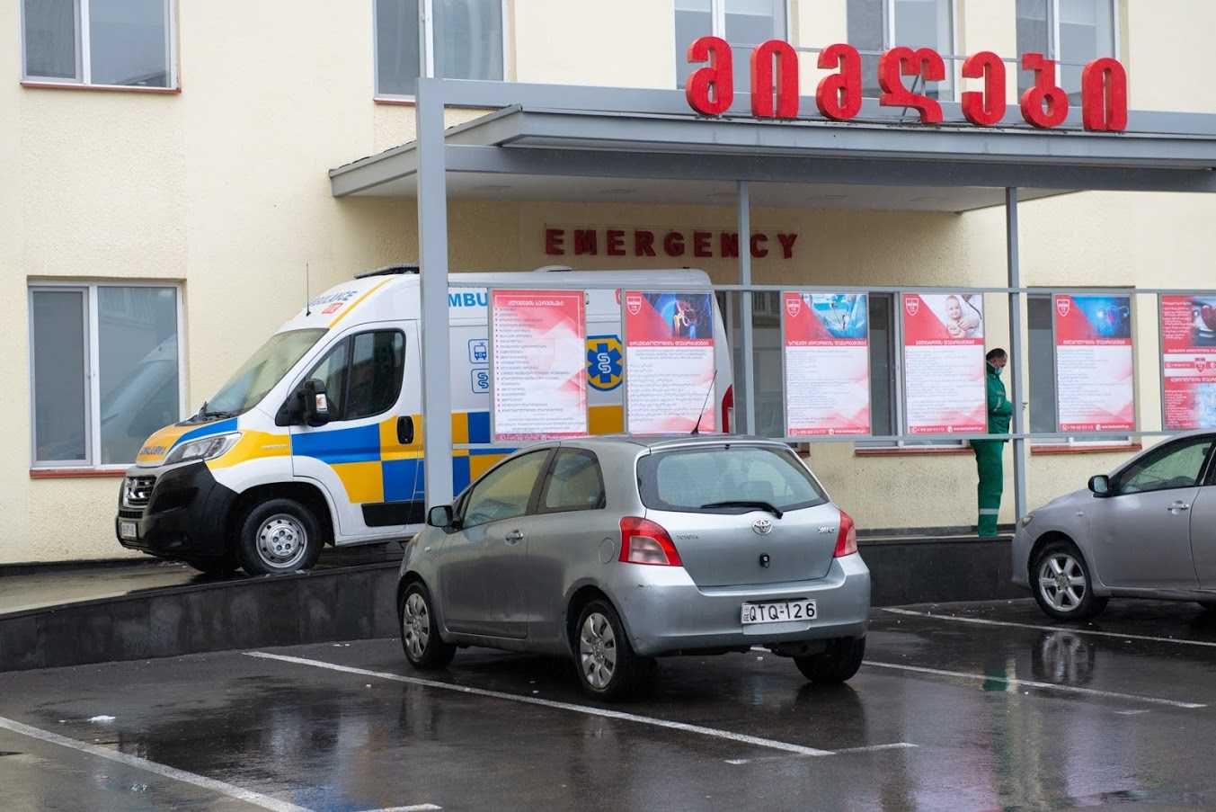 An amublance in front of a hospital in Tbilisi. Photo: Tamuna Chkareuli/OC Media.