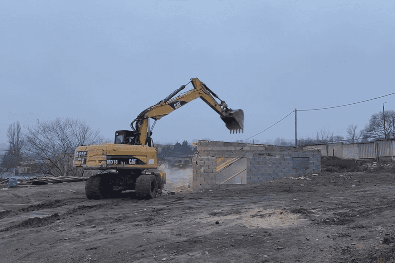 An excavator tearing down a building in Varketili, Tbilisi, in the early morning of 23 December. Image via RFE/RL.