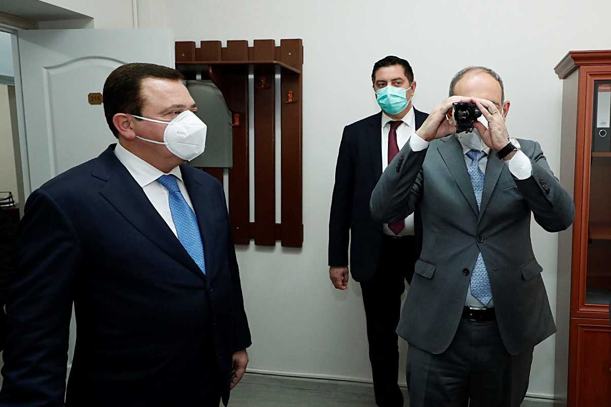Davit Galstyan (left) and Nikol Pashinyan (centre) in a Kalashnikov factory. Official photo.