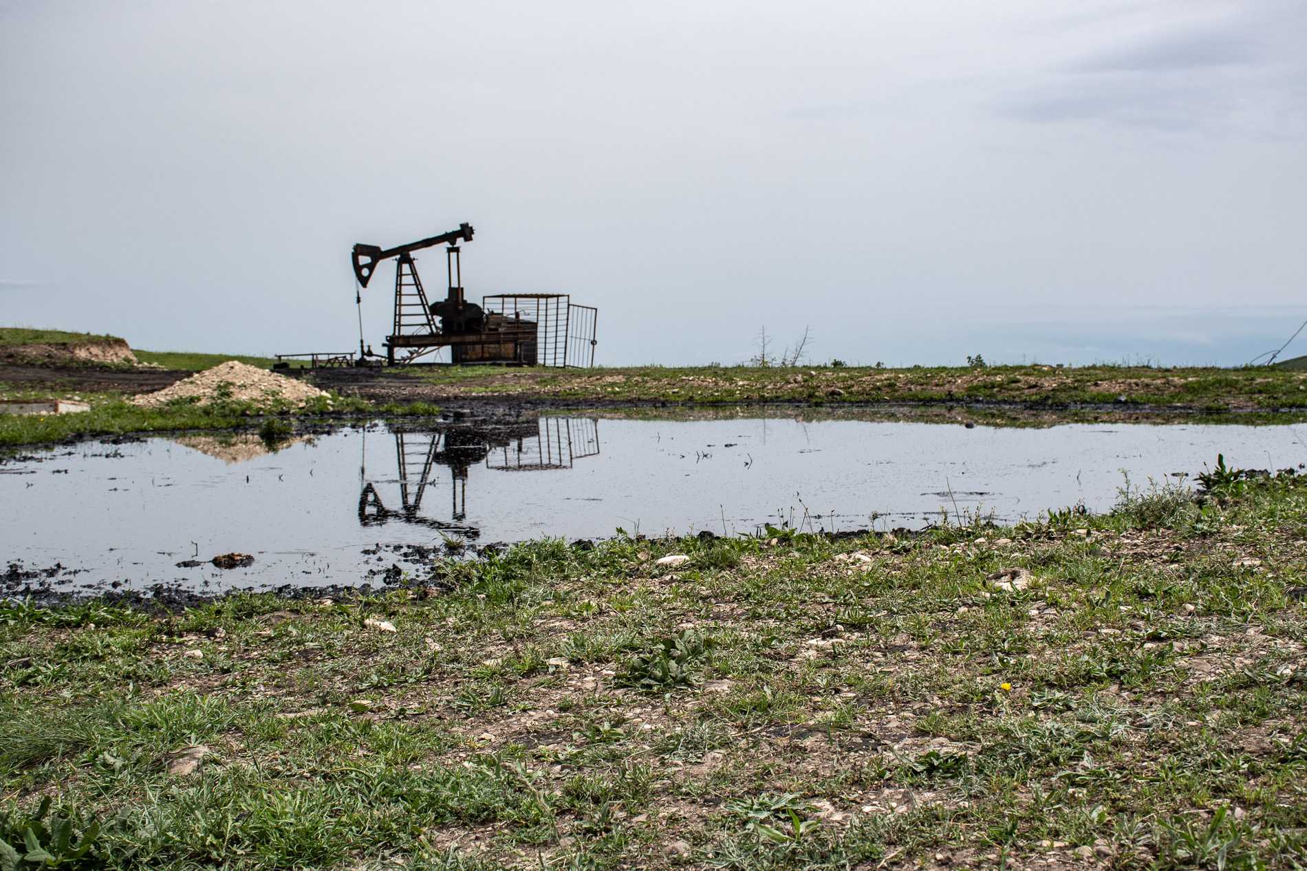 The #2 well in the Nazarlebi oil field,  Dedoplistskaro Municipality, Kakheti, Georgia. Photo: Shota Kincha/OC Media/openDemocracy.