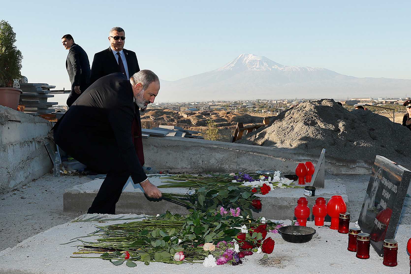 Nikol Pashinyan at Yereblur military cemetery. Photo via Armtimes.