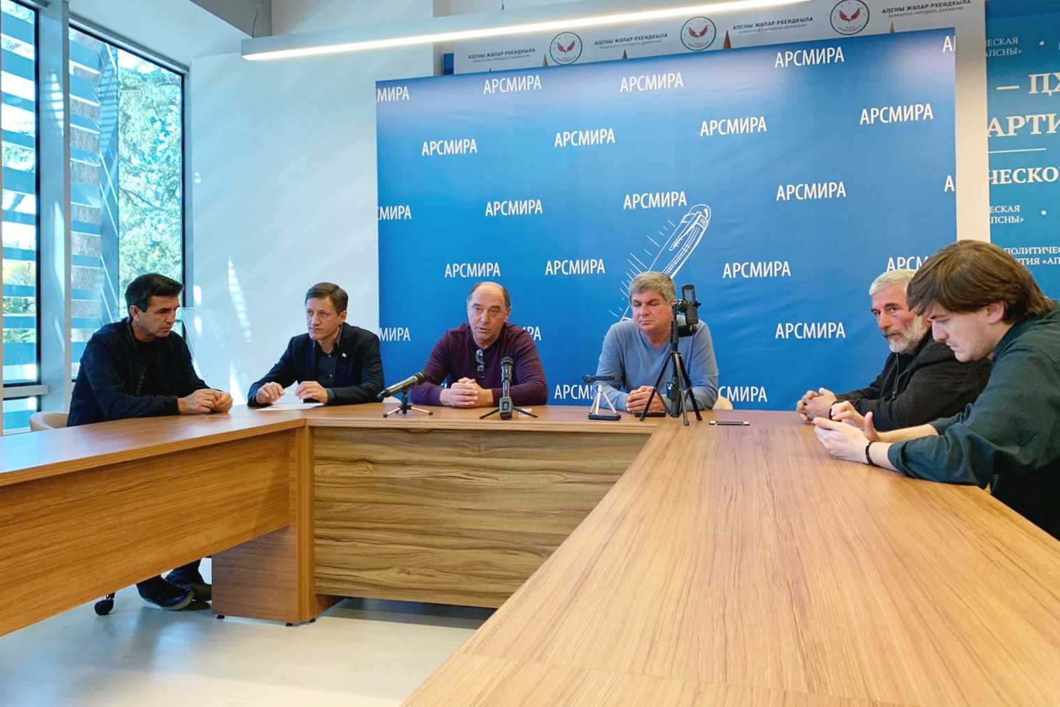 Members of Aruaa and other veterans announcing their demands. Photo: Marianna Kotova/OC Media.