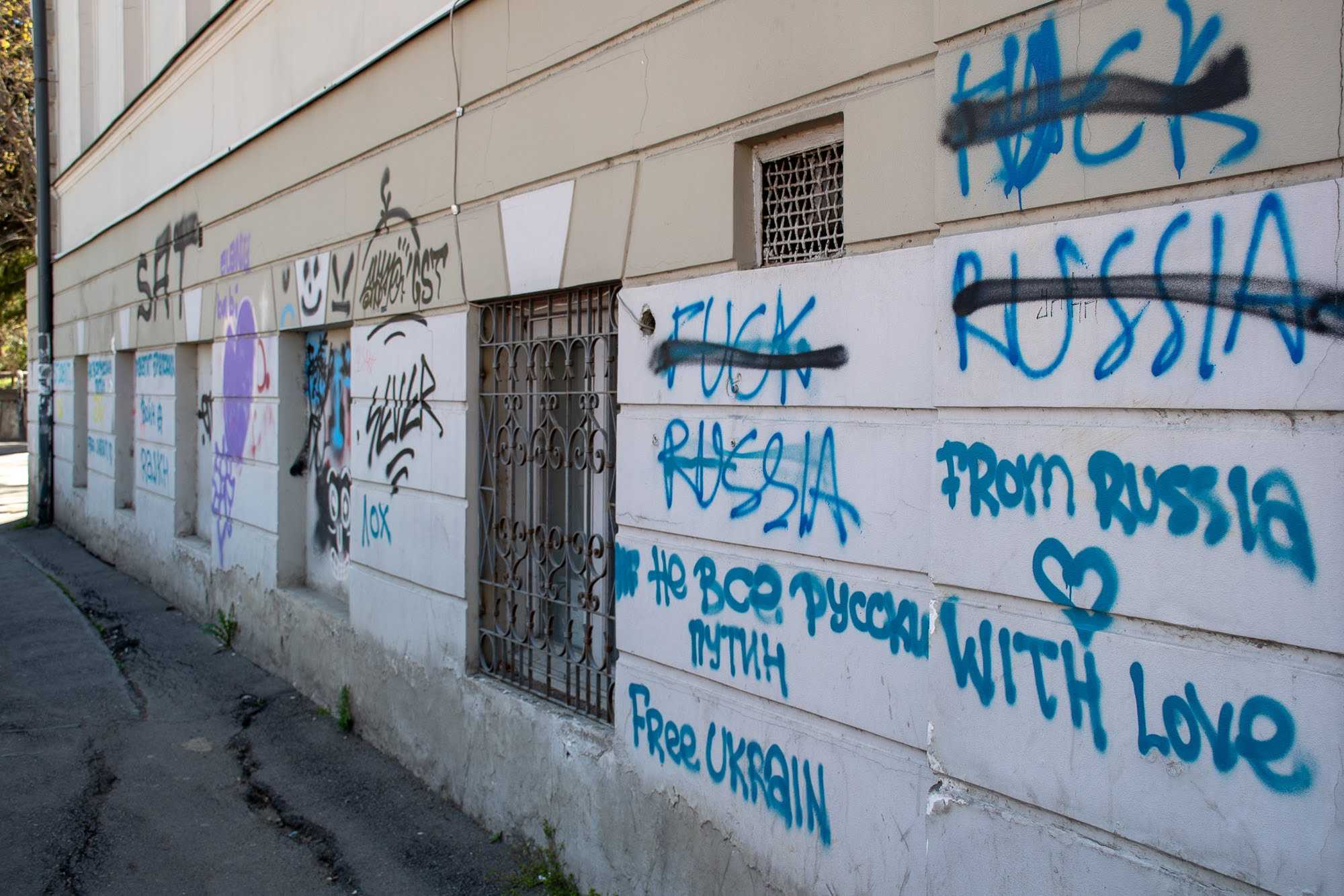 Graffiti in Tbilisi against Russians, and by Russians supporting Ukraine. Photo: OC Media.