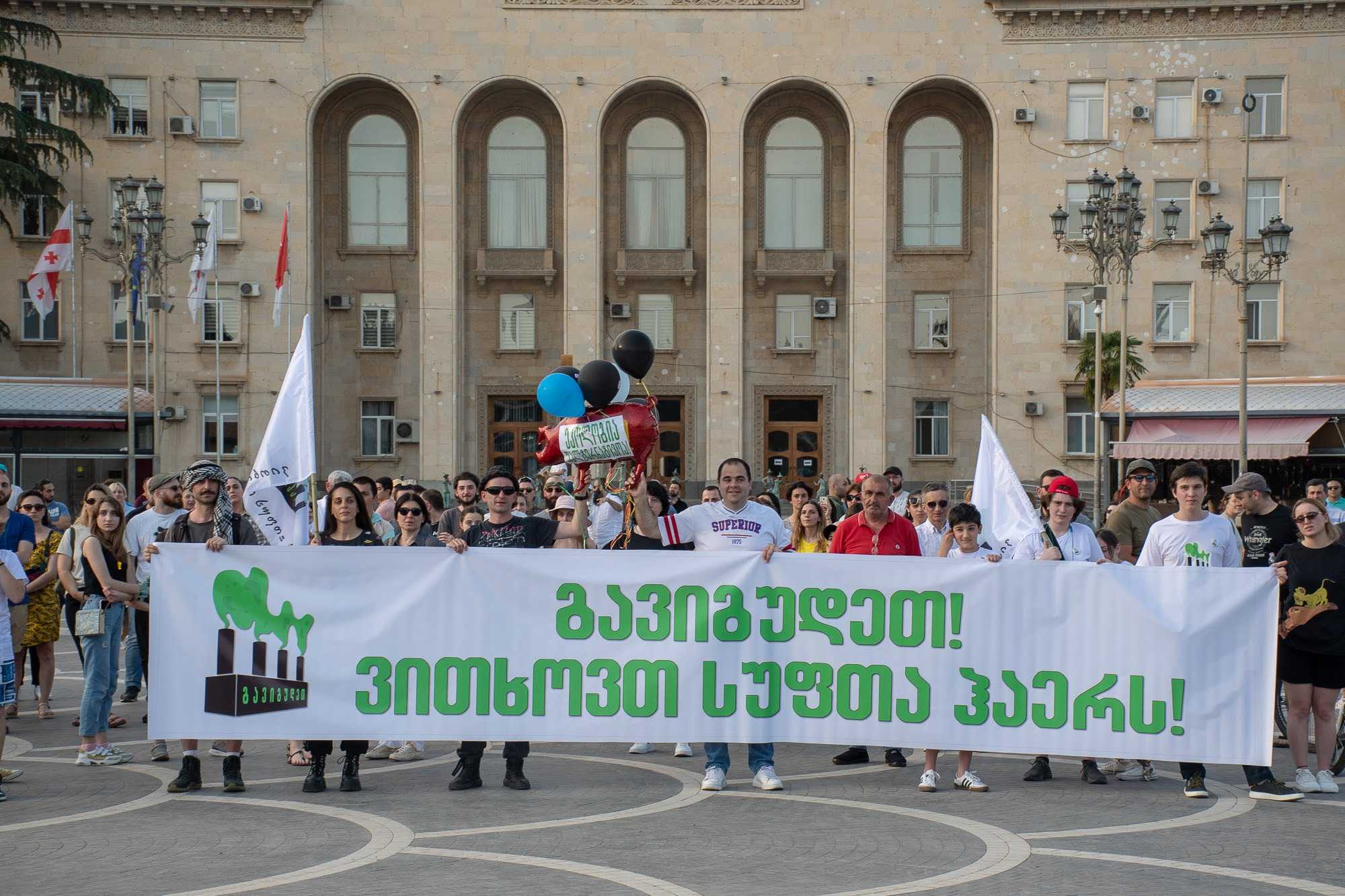 Activists holding a banner saying 'We've been suffocated! We demand clean air!' in front of Rustavi City Hall on 5 June. Image: Shota Kincha/OC Media