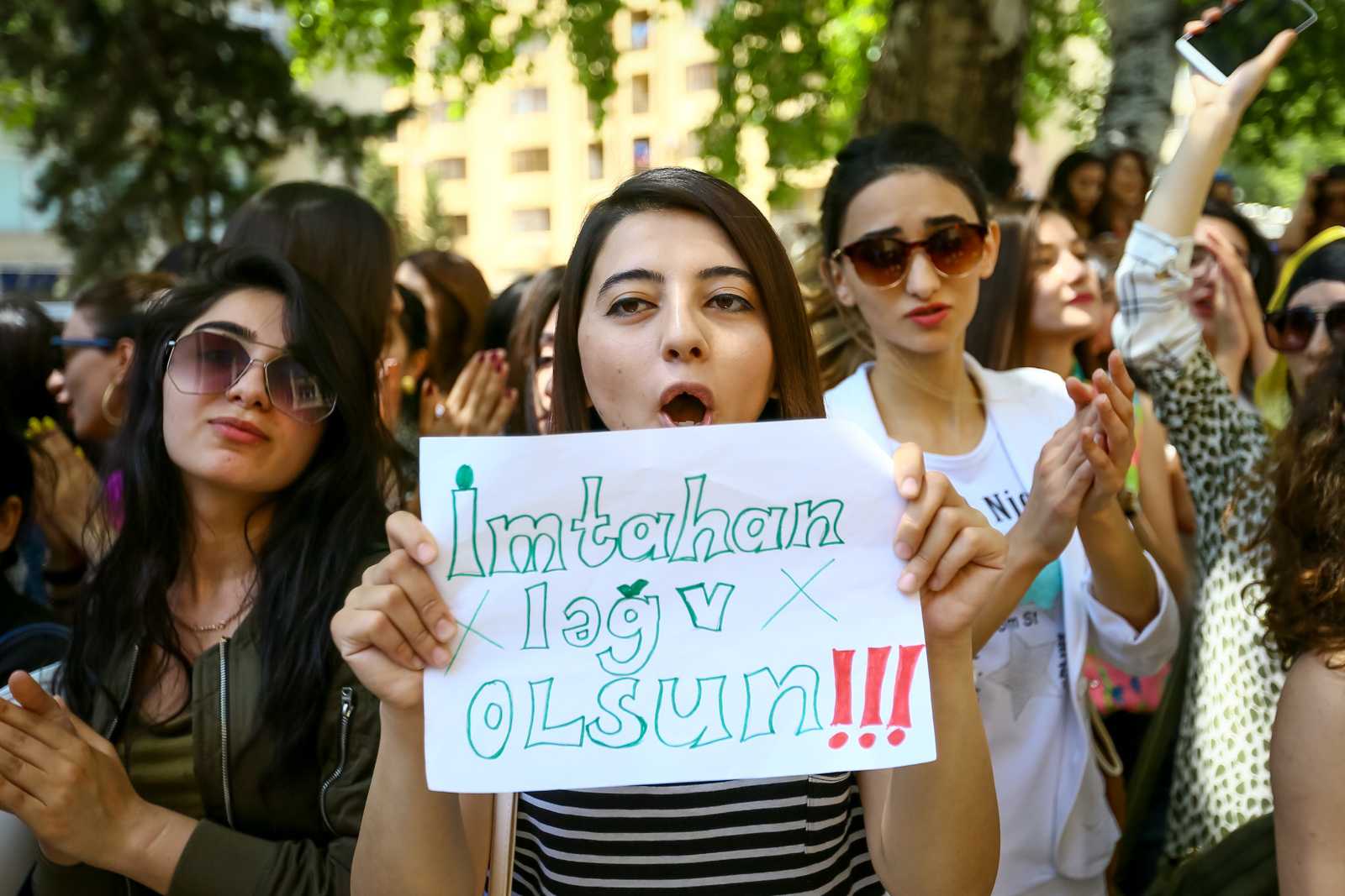 A student holds a sign reading ‘cancel the exams’ during the coronavirus pandemic in 2021. Photo: Meydan TV. 