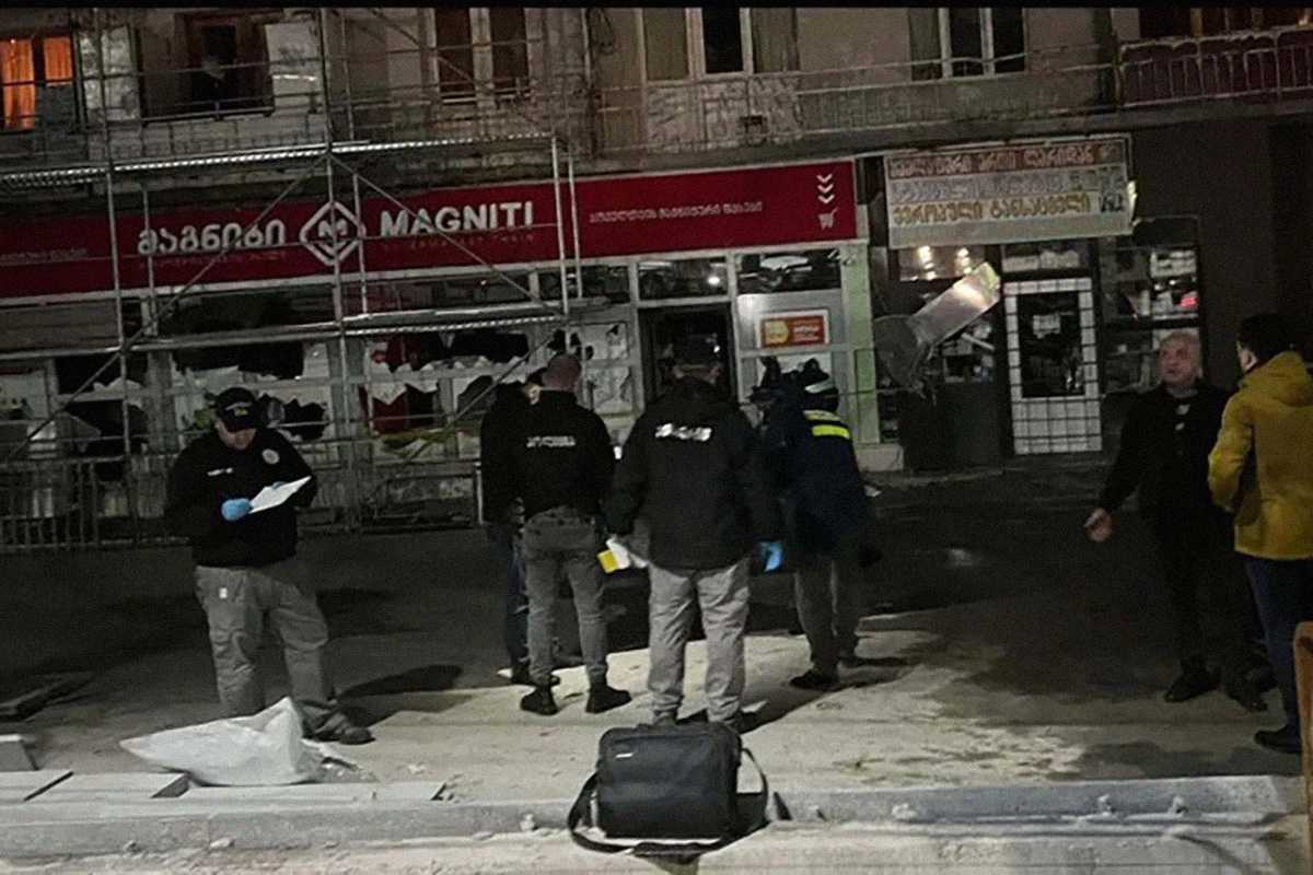 Police inspecting the crime scene in Terjola. Photo via Interpressnews. 