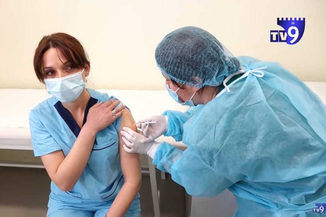 Megi Bakradze receiving her COVID-19 vaccine and minutes before suffering from an allergic reaction. Screengrab from Channel 9’s coverage of the vaccination campaign.