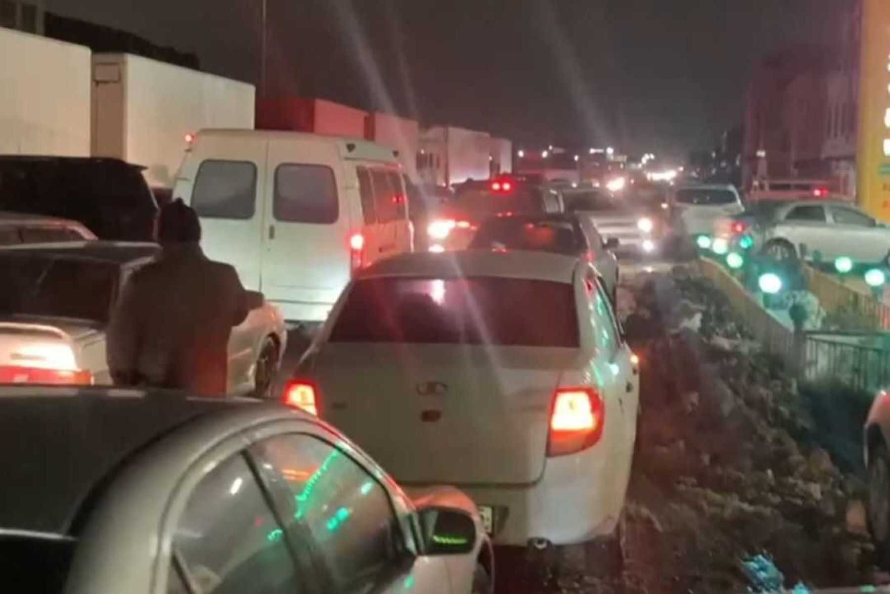 Protesters blocking the road with their cars in the Karaman-2 suburb of Makhachkala. Screenshot from Chernovik