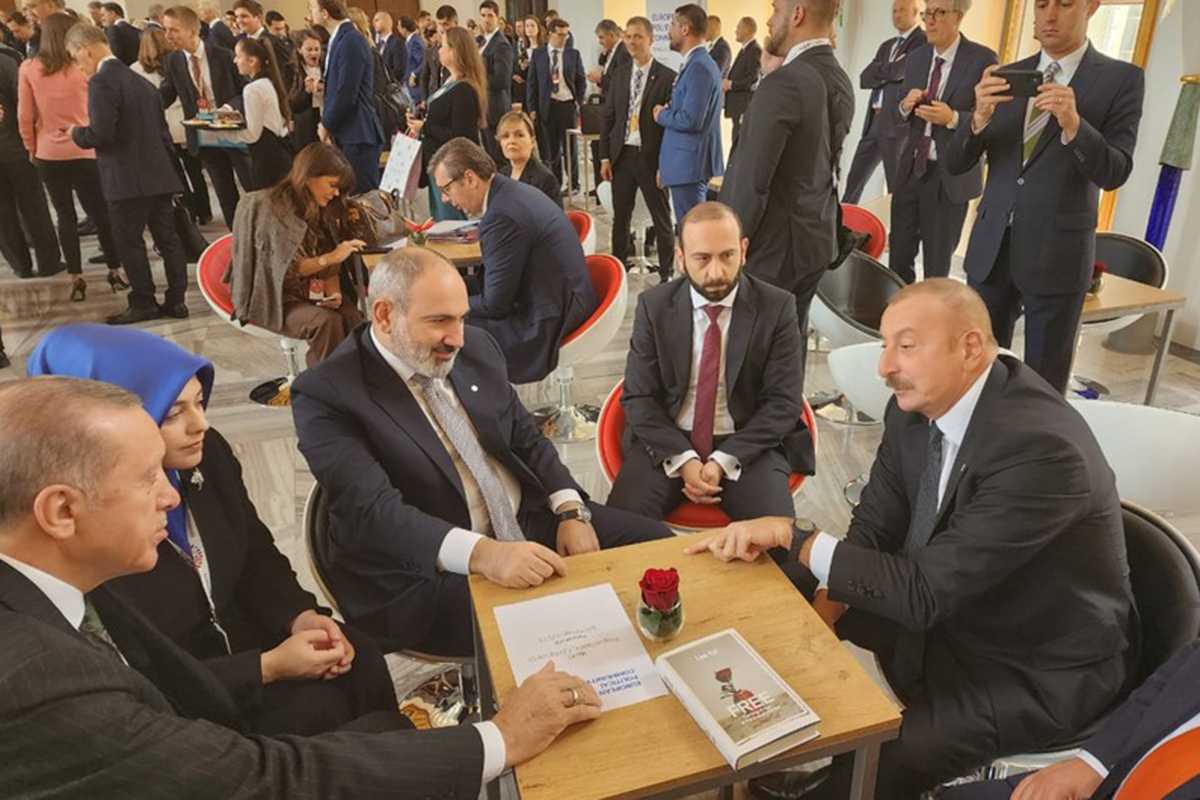 Turkish President Recep Tayyip Erdogan (left), Armenian Prime Minister Nikol Pashinyan (centre-left), Armenian Foreign Minister Ararat Mirzoyan (centre-right), and Azerbaijani President Ilham Aliyev (right) at the Prague Summit of 2022. Image via Report News Agency.