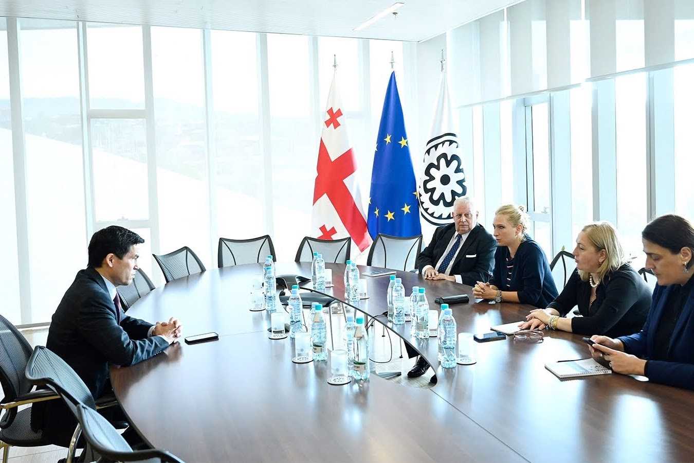 Andrew Jewell, Resident Representative of the IMF to Georgia (left), meeting Natia Turnava (second from right) on 21 September. Image: National Bank of Georgia