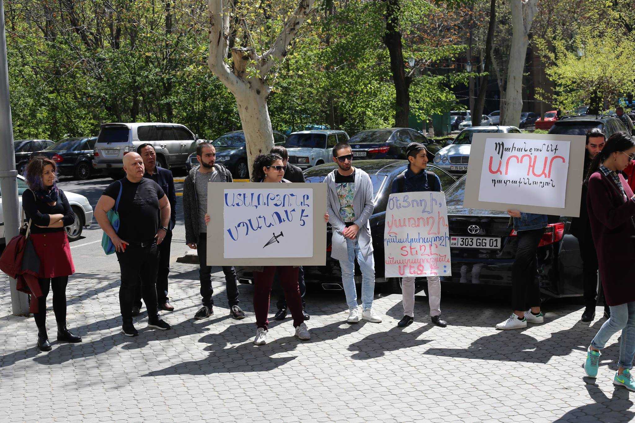 Queer rights activists demanding a fair investigation into homophobic and transphobic crimes in Armenia in 2018. Image via Pink Armenia.