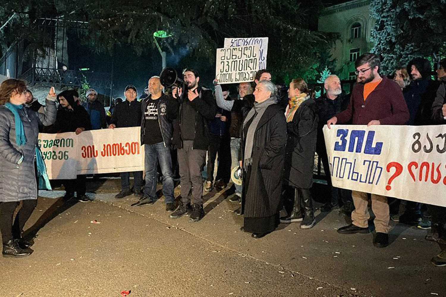 Protest outside the Ministry of Environment. Photo: Formula TV. 