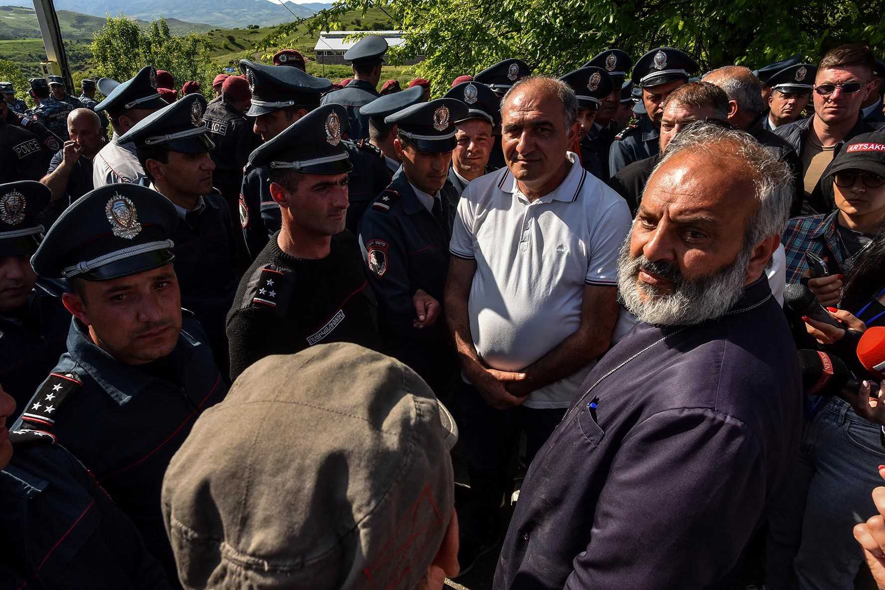 Archbishop Galstanyan facing police near Kirants. Photo: Narek Aleksanyan/Hetq