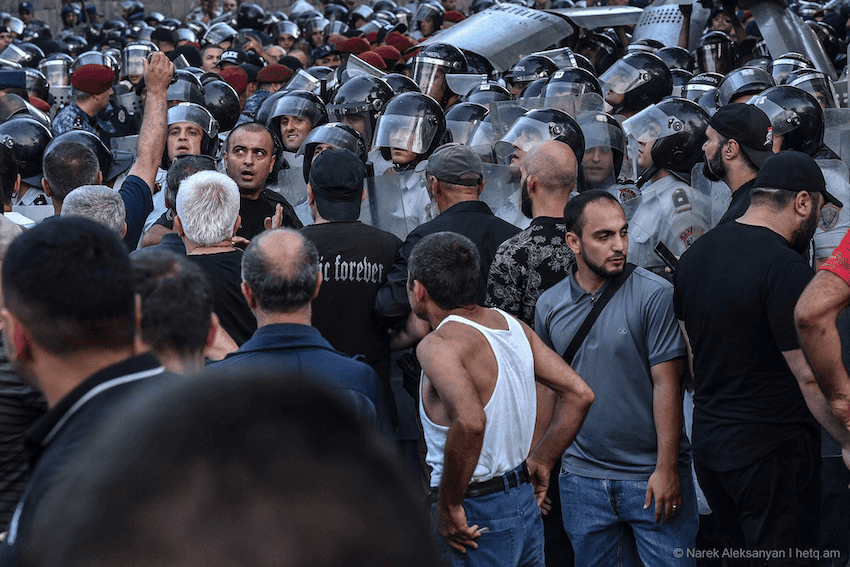 Protesters and policemen near the Armenian Parliament. Image: Narek Aleksanyan/ Hetq