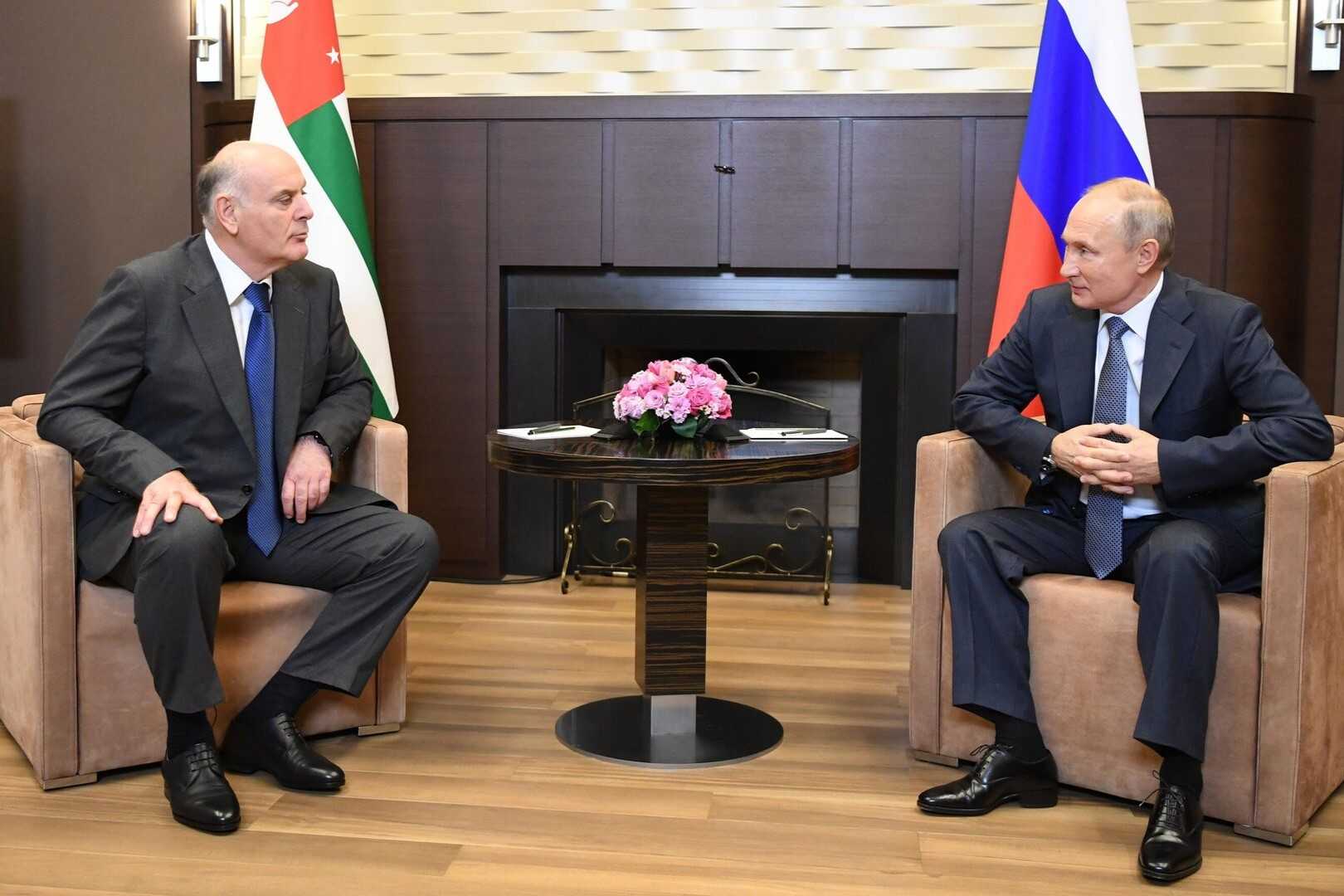 Abkhazian President Aslan Bzhaniya and Russian President Vladimir Putin. Image via RIA Novosti.