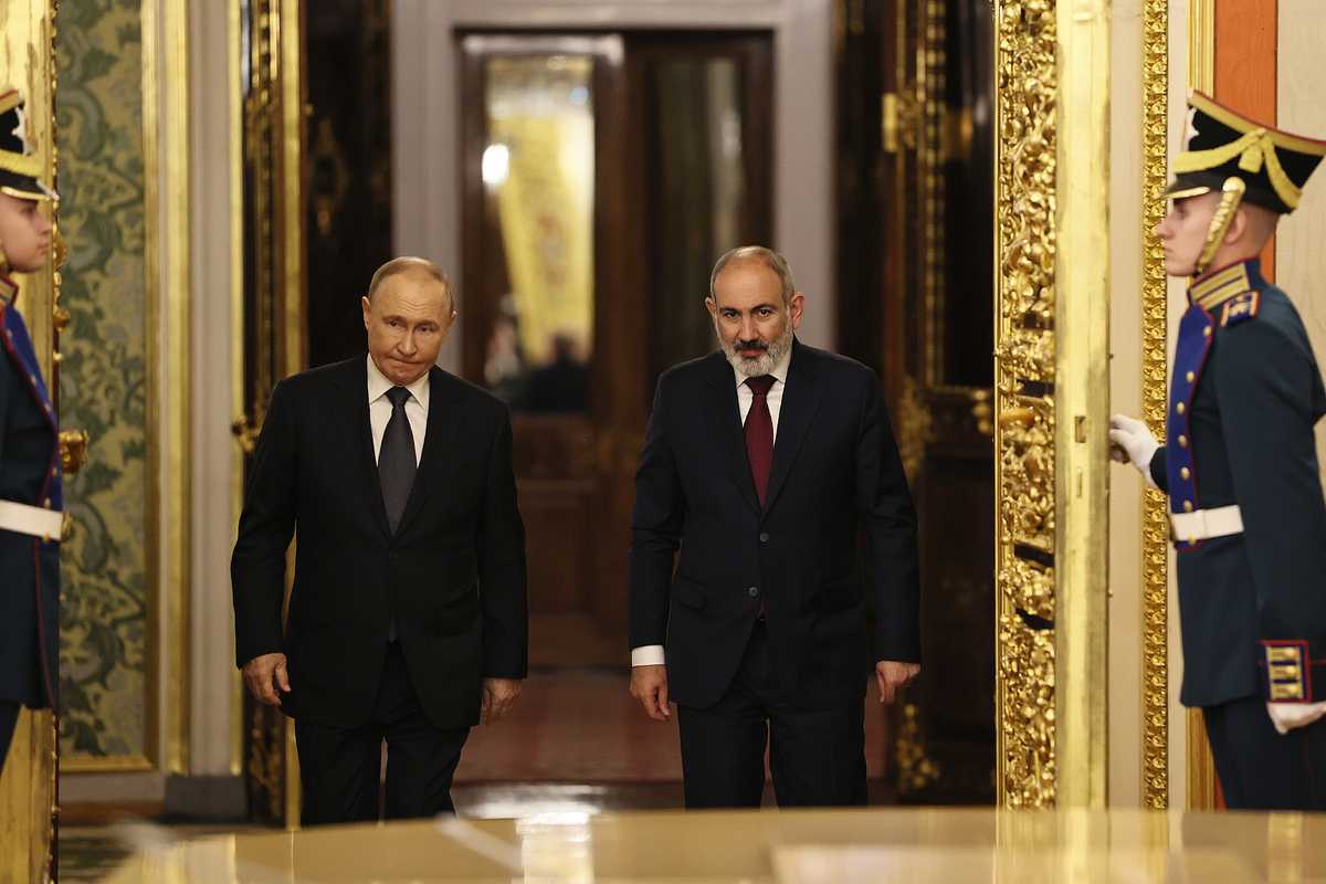 Russian President Vladimir Putin and Armenian Prime Minister Nikol Pashinyan meet in the Kremlin. Official image.