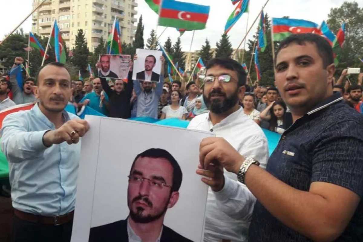 Ahsen Nuruzada (left) at a 2016 protest in Baku. Photo via social media. 