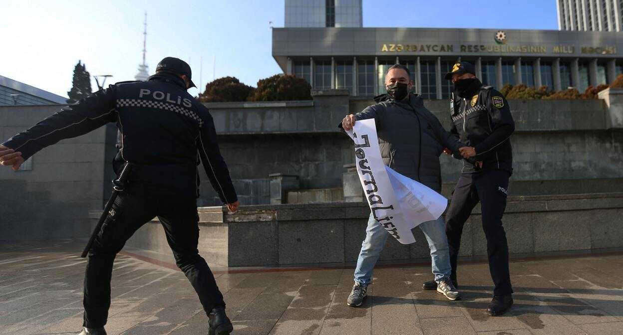 Protesters demonstrate against legislation limiting free press in front of Azerbaijan's parliament. Image via Aziz Karimov